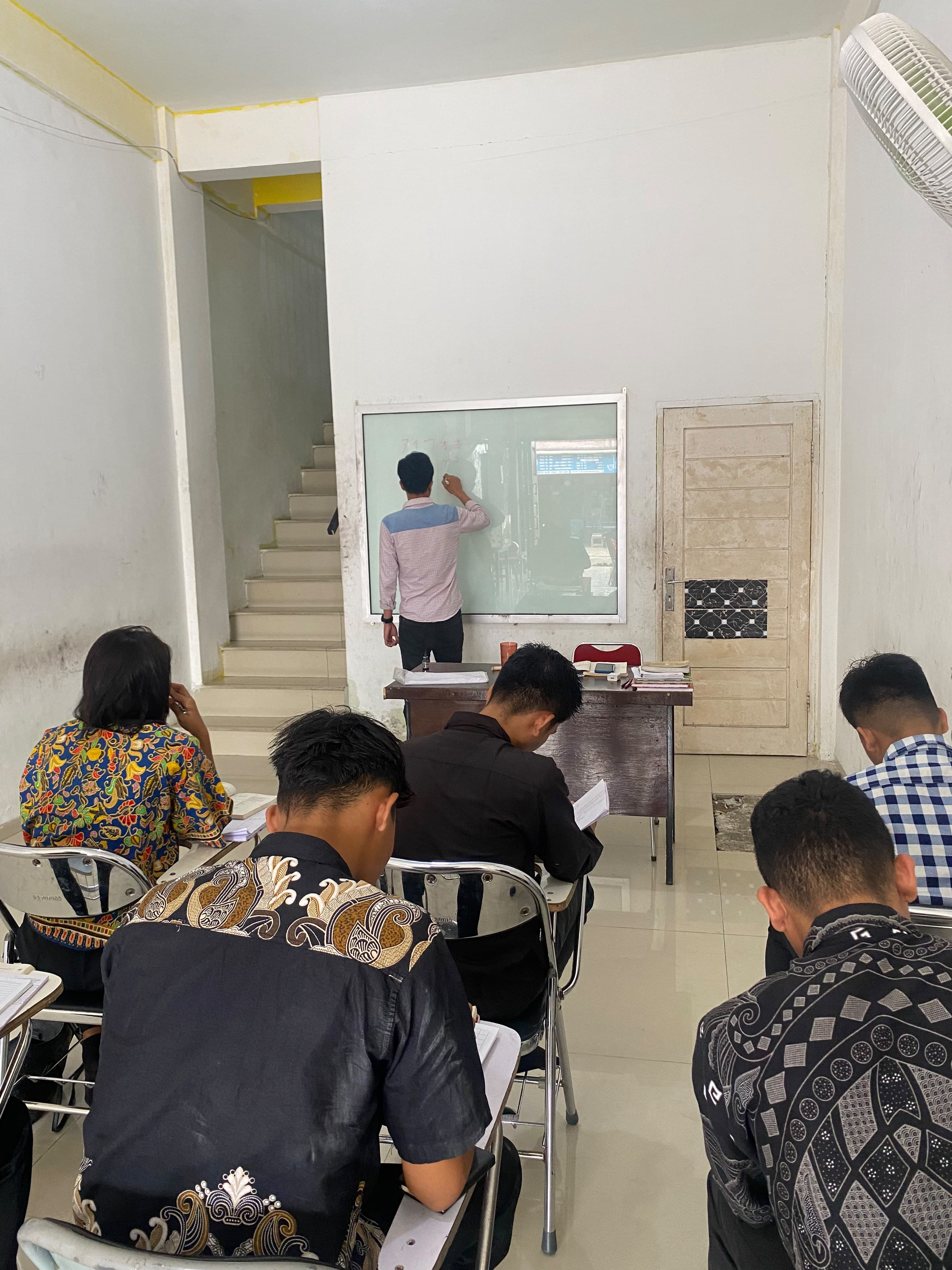 Pembelajaran Bahasa Jepang di kelas LPK Serasi